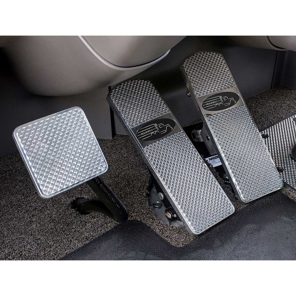 Peterbilt 367,379,386,388,389 1994+ Classic Diamond Smaller Pyramid Cut Polished Billet Pedals