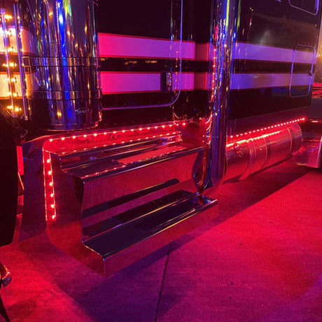 Peterbilt 389 63"/72" sleeper panel 5-1/2" drop full wrap with 3/4" amber/clear LED lights, close-up