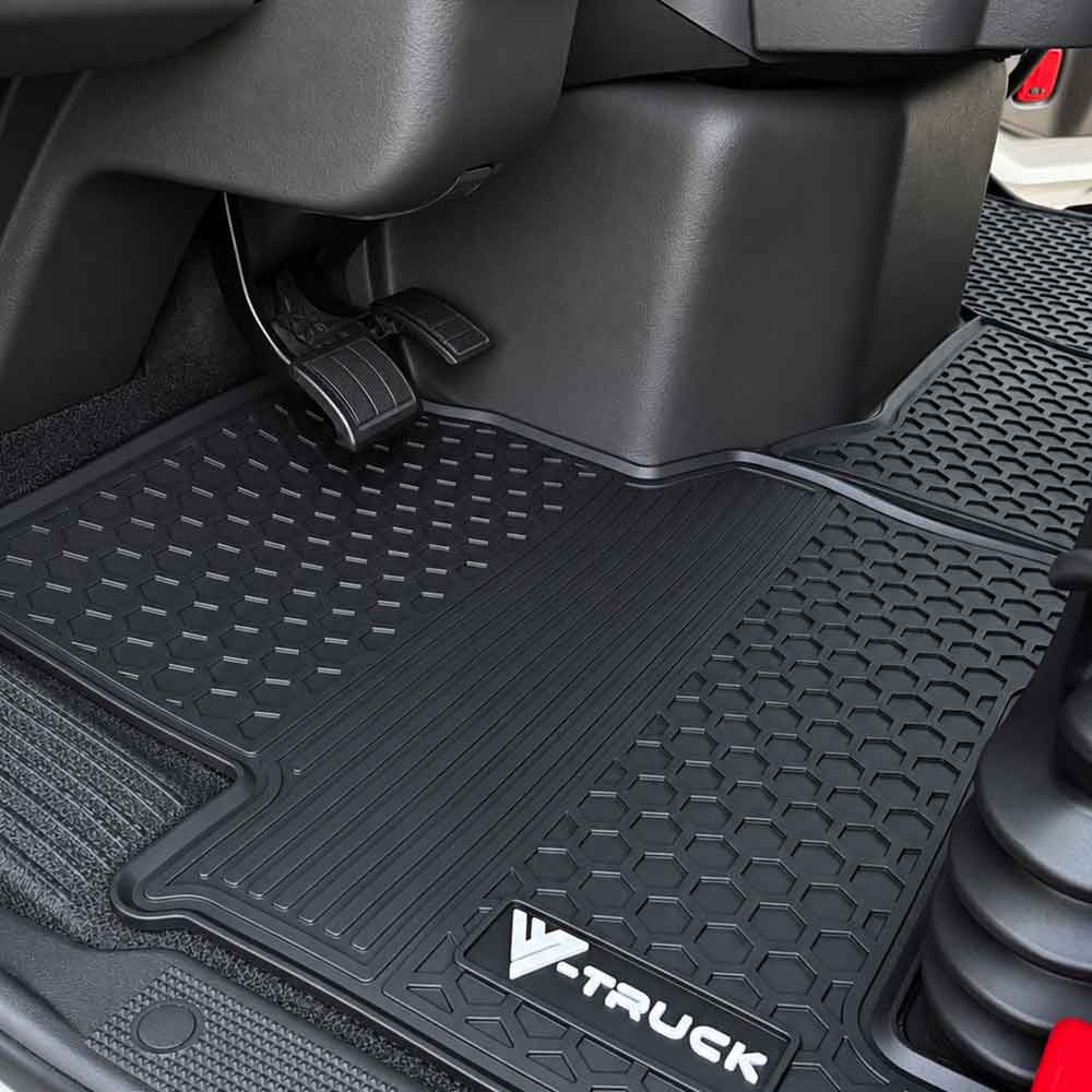 Volvo VNL 630 & 670 2004–2018 Black 5 Piece Rubber Floor Mat Set