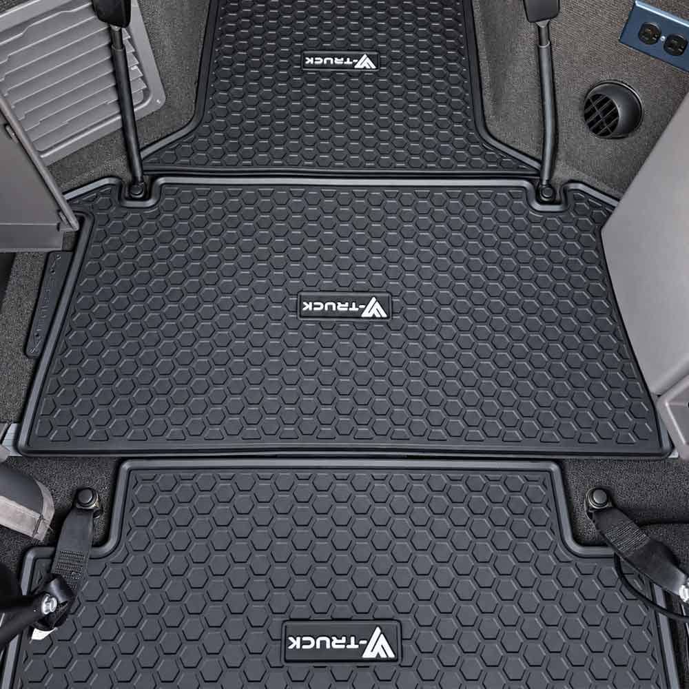 Volvo VNL 630 & 670 2004–2018 Black 5 Piece Rubber Floor Mat Set